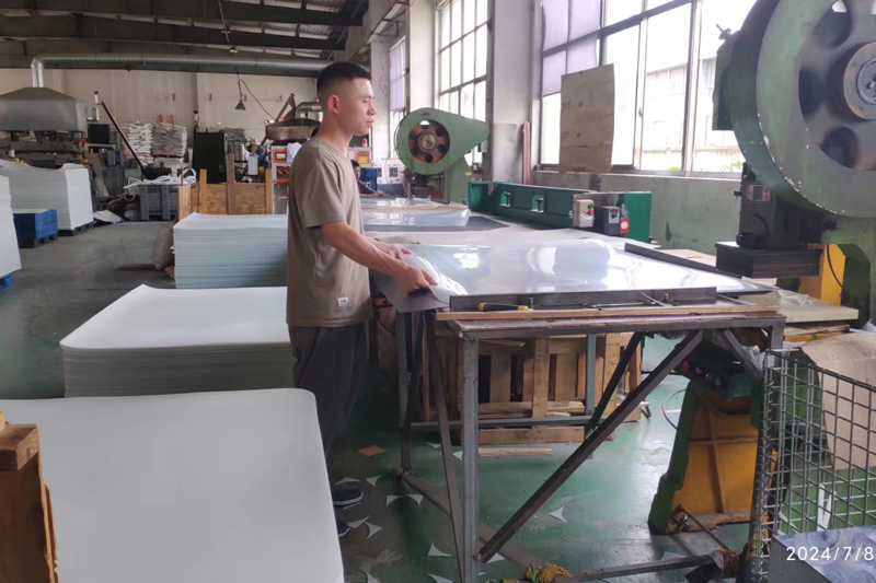 plastic-slip-sheet-corner-cut